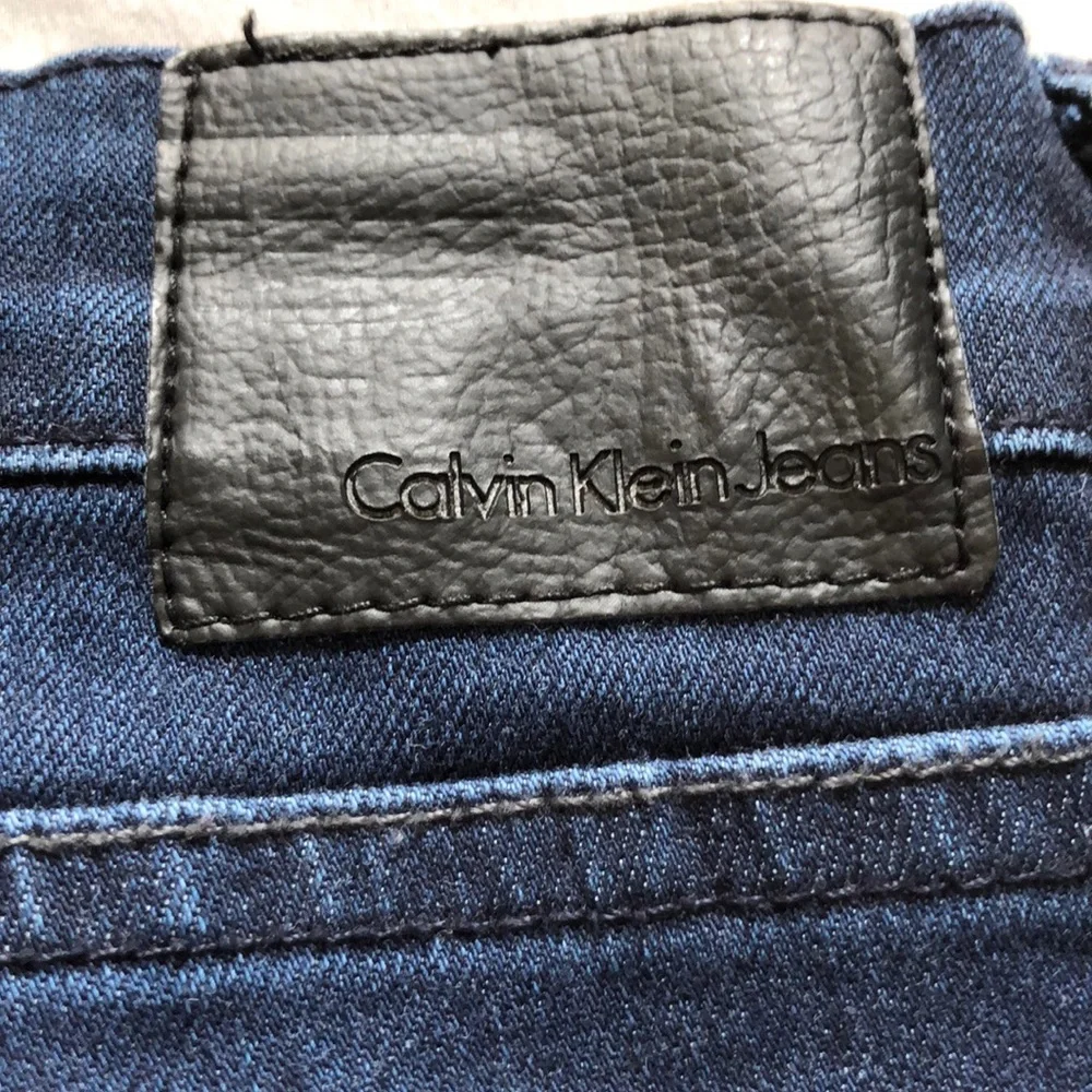 Model Off Duty Calvin Klein Dark‎ Wash Jeans RCKR KICK Dark Blue Size 33/16
